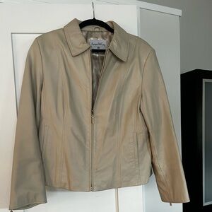 Leather beige jacket with pockets and zippers on the sleeves in size large